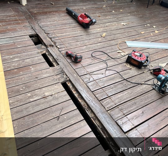 תיקון דק עץ עם כלים חשמליים על הרצפה